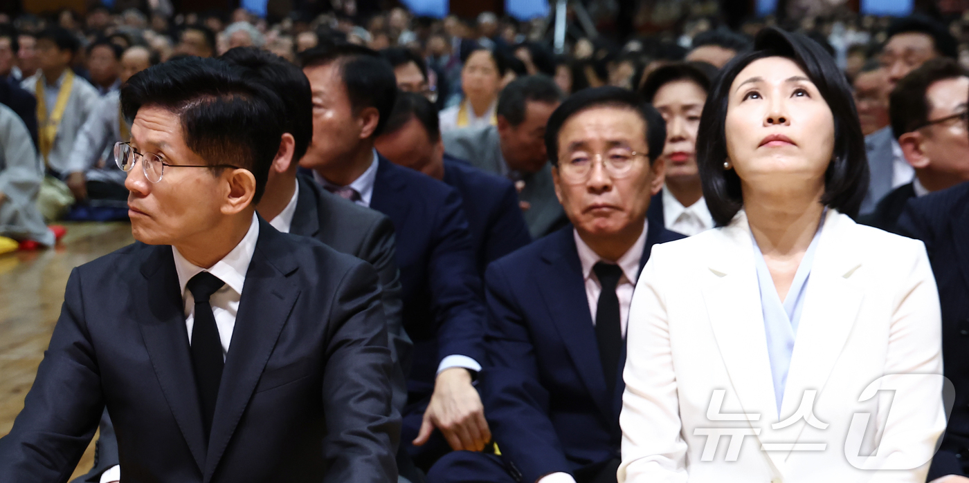 (단양=뉴스1) 김민지 기자 = 김문수 국민의힘 대통령 후보와 이재명 더불어민주당 대통령 후보 부인인 김혜경 여사가 24일 충북 단양군 구인사에서 열린 상월원각대조사 제51주기 열 …