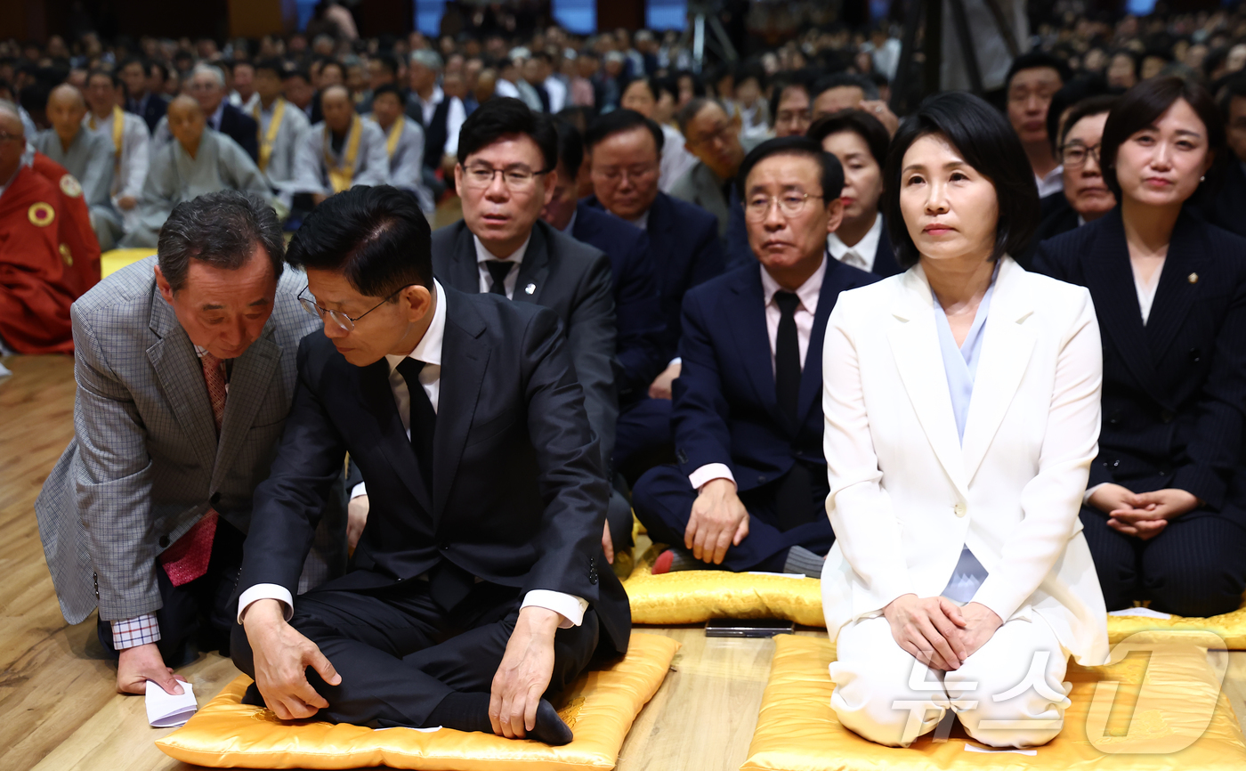 (단양=뉴스1) 김민지 기자 = 김문수 국민의힘 대통령 후보가 24일 충북 단양군 구인사에서 열린 상월원각대조사 제51주기 열반대재에서 관계자와 대화하고 있다. 오른쪽은 이재명 더 …