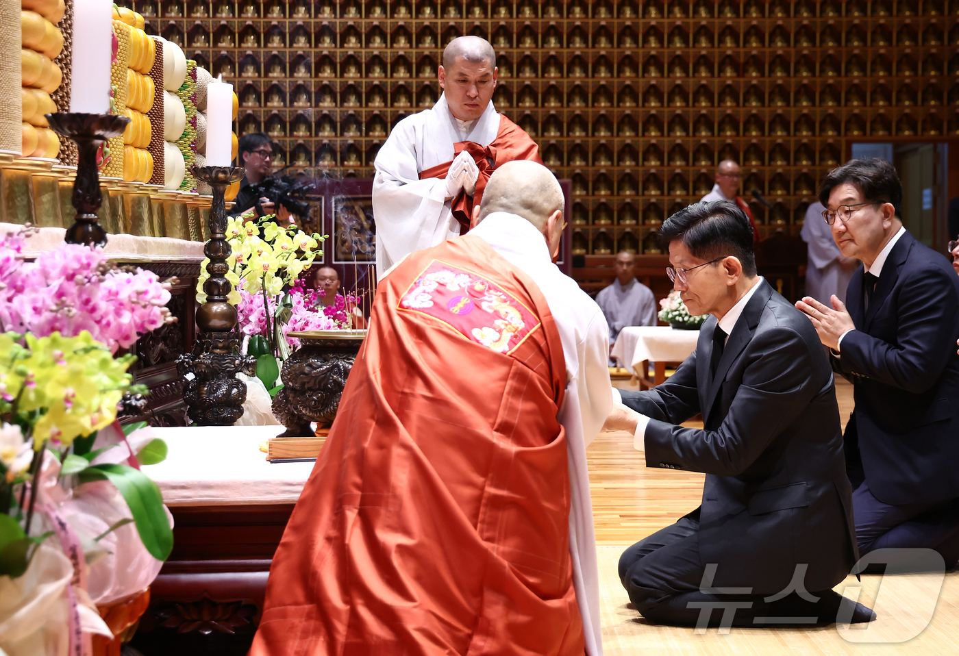 (단양=뉴스1) 김민지 기자 = 김문수 국민의힘 대통령 후보가 24일 충북 단양군 구인사에서 열린 상월원각대조사 제51주기 열반대재에서 헌향하고 있다. 오른쪽은 권성동 공동선대위원 …