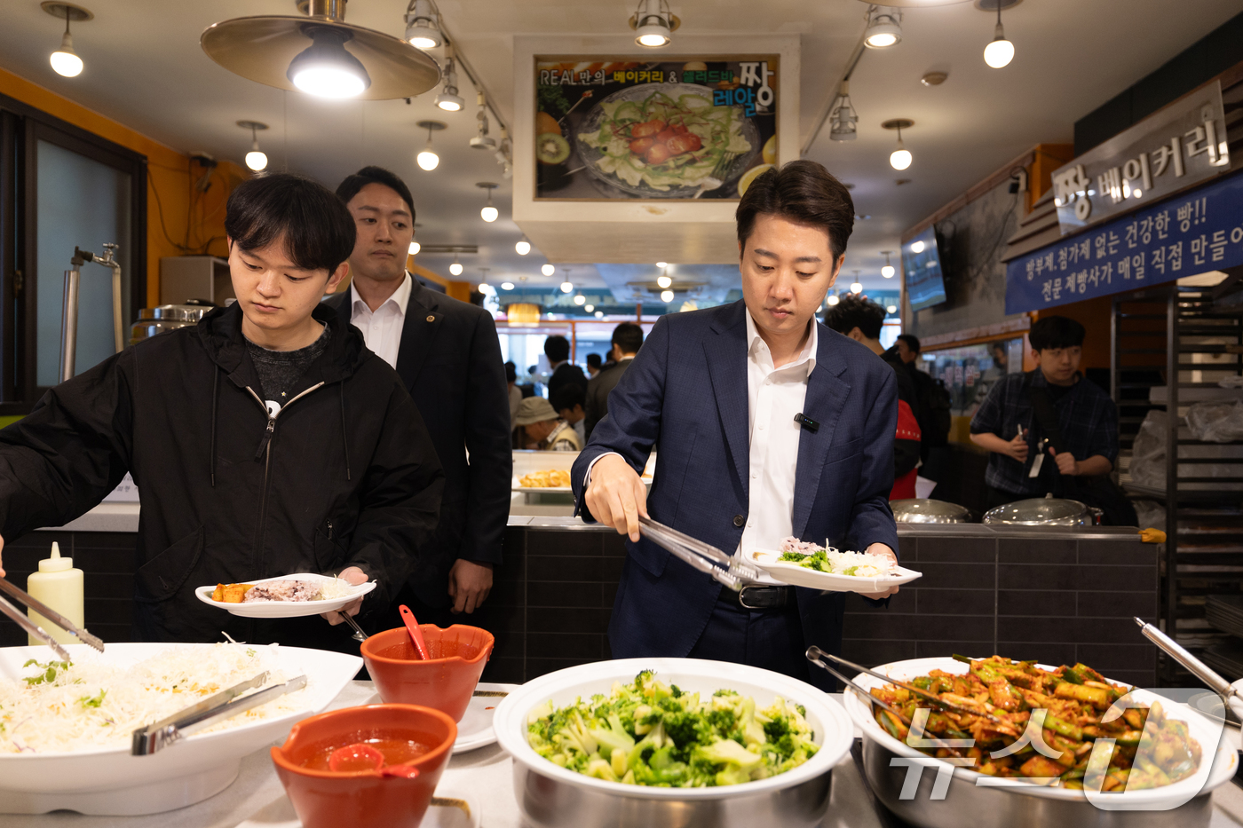 (서울=뉴스1) 이승배 기자 = 이준석 개혁신당 대통령 후보가 24일 서울 동작구 노량진의 한 한식 뷔페에서 음식을 접시에 담고 있다. 2025.5.24/뉴스1