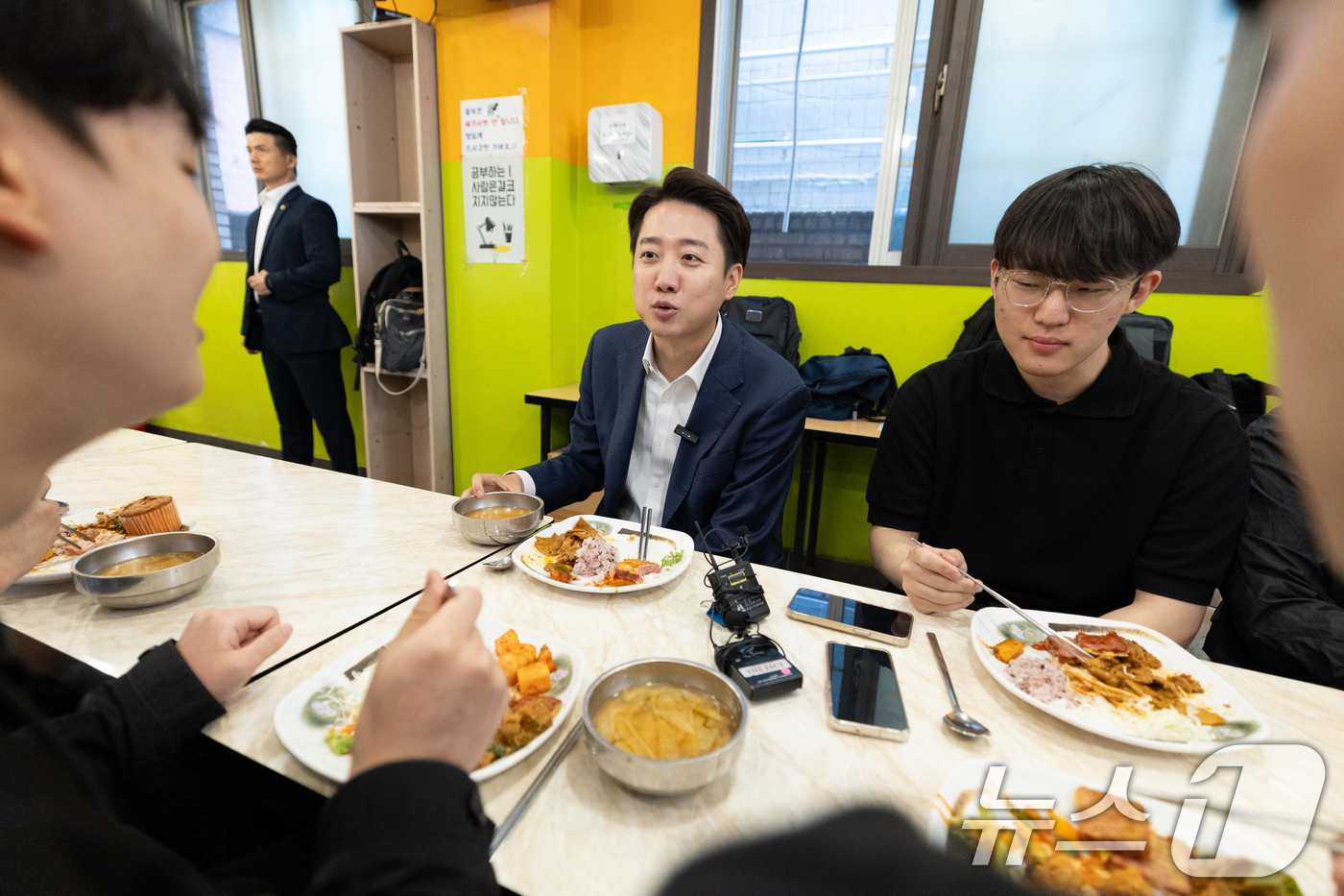 (서울=뉴스1) 이승배 기자 = 이준석 개혁신당 대통령 후보가 24일 서울 동작구 노량진의 한 한식 뷔페에서 식사를 하며 공시생들과 대화하고 있다. 2025.5.24/뉴스1