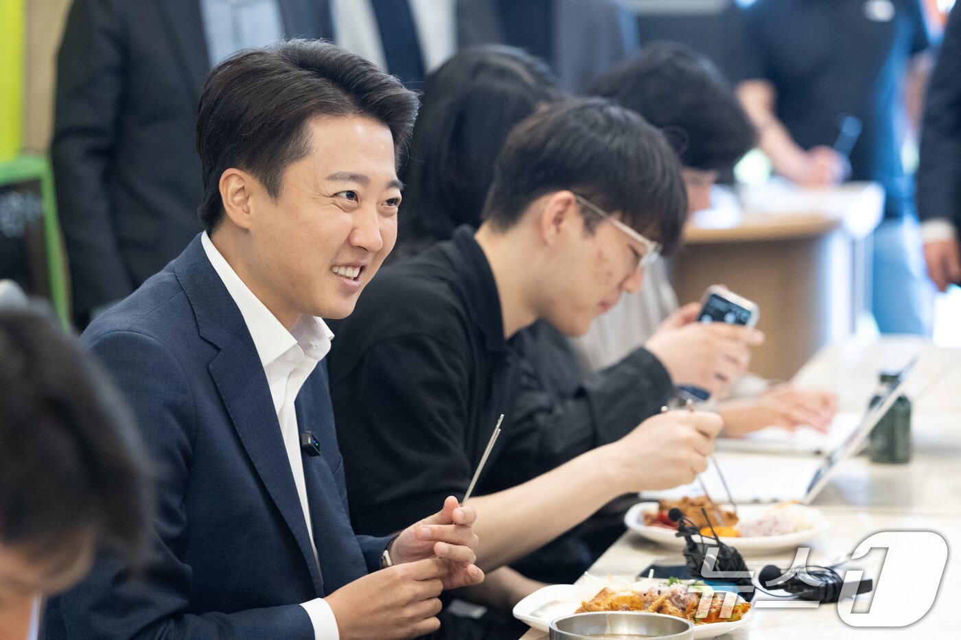 본문 이미지 - 이준석 개혁신당 대통령 후보가 24일 서울 동작구 노량진의 한 한식 뷔페에서 식사를 하며 공시생들과 대화하고 있다. 2025.5.24/뉴스1 ⓒ News1 이승배 기자