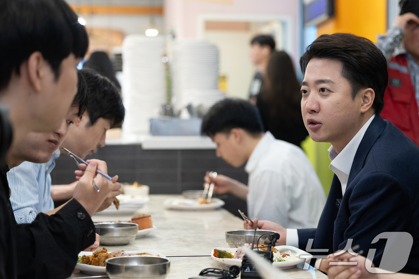 (서울=뉴스1) 이승배 기자 = 이준석 개혁신당 대통령 후보가 24일 서울 동작구 노량진의 한 한식 뷔페에서 식사를 하며 공시생들과 대화하고 있다. 2025.5.24/뉴스1
