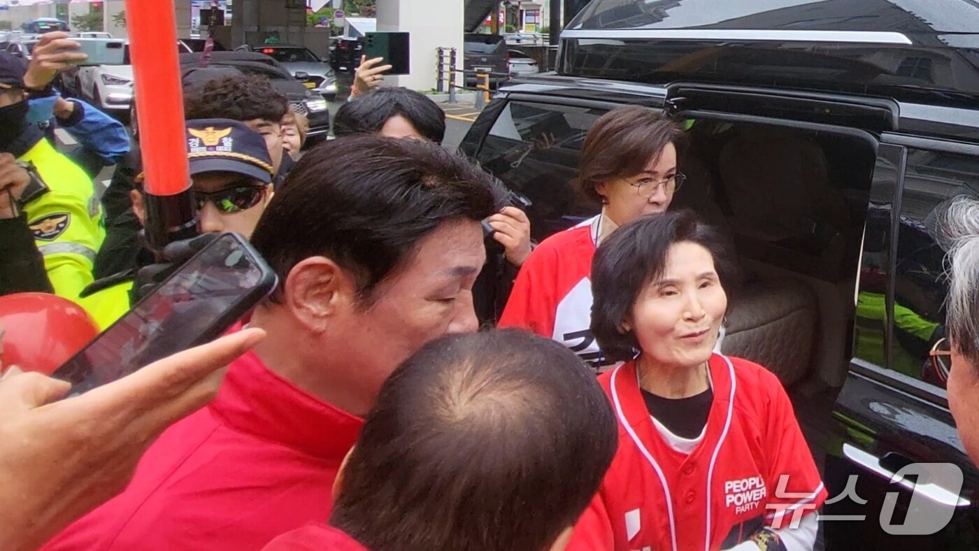 본문 이미지 - 24일 김문수 국민의힘 대통령 후보 배우자 설난영 여사가 대구 중구 서문시장에 도착해 지지자들과 인사를 나누고 있다. 2025.5.24/뉴스1 ⓒ News1 이성덕 기자
