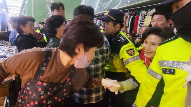 대구 서문시장 찾은 설난영 여사 "보수의 심장 멈추면 안 돼"