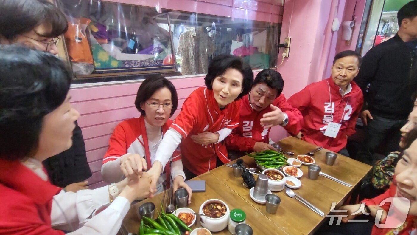 본문 이미지 - 24일 김문수 국민의힘 대통령 후보 배우자 설난영 여사가 대구 중구 서문시장에 있는 칼국숫집에서 지지자들과 악수를 나누고 있다. 2025.5.24/뉴스1 ⓒ News1 이성덕 기자
