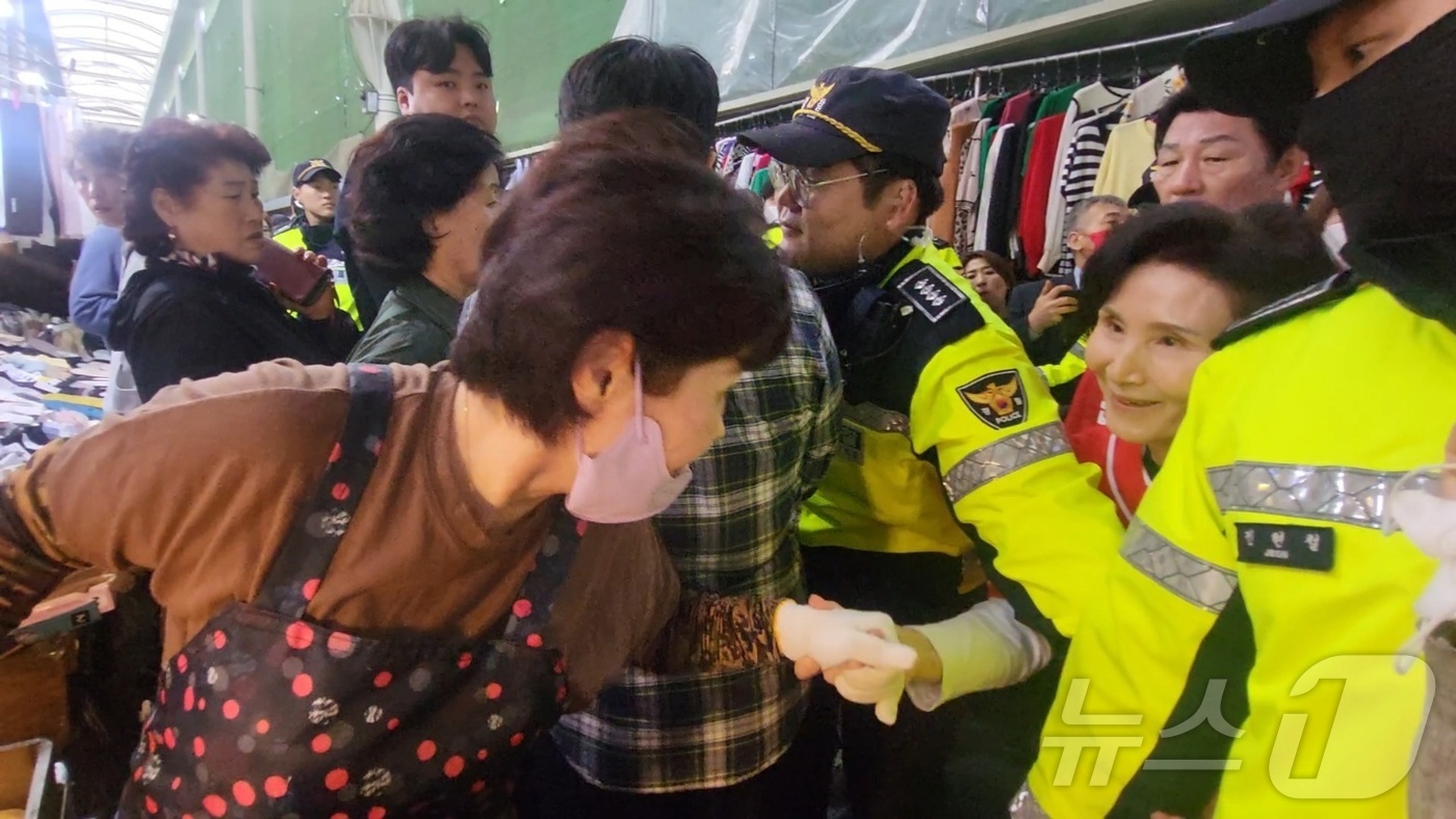 (대구=뉴스1) 이성덕 기자 = 김문수 국민의힘 대통령 후보 배우자인 설난영 여사가 24일 대구 중구 서문시장을 찾아 김 후보의 지지 유세를하고 있다. 2025.5.24/뉴스1