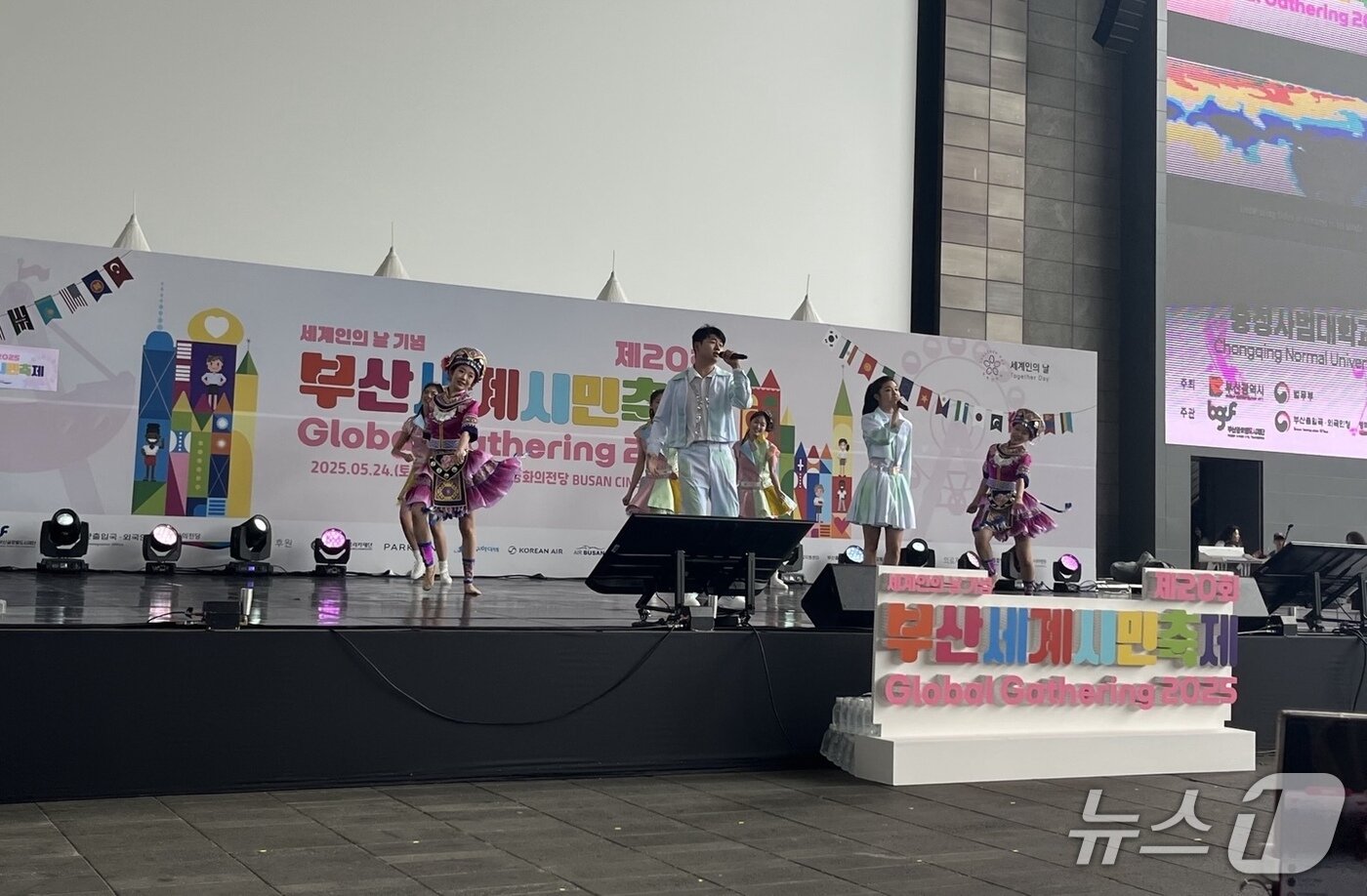 본문 이미지 - 제20회 부산세계시민축제가 열린 24일 부산 영화의전당에서 중국 충칭사범대 공연단이 전통극을 선보이고 있다.2025.5.24/뉴스1 ⓒ News1 장광일 기자