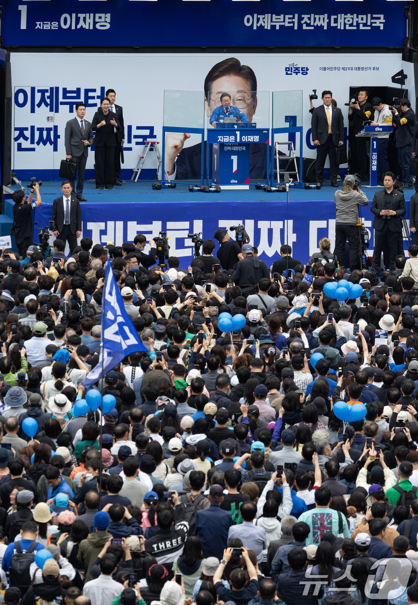 (부천=뉴스1) 이재명 기자 = 이재명 더불어민주당 대통령 후보가 24일 오후 경기도 부천시 부천역 북부광장을 찾아 시민들에게 지지를 호소하고 있다. 2025.5.24/뉴스1