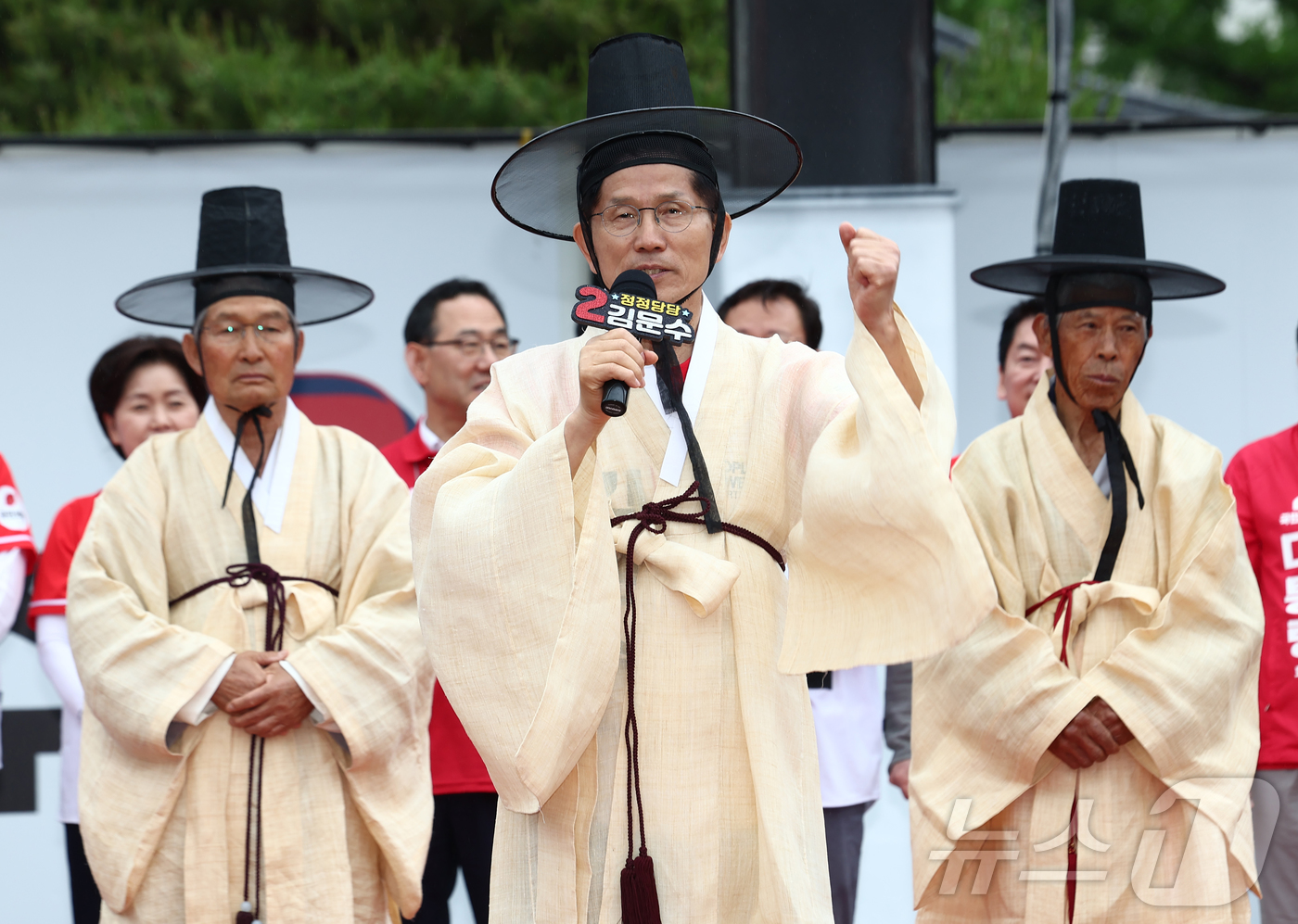 (안동=뉴스1) 김민지 기자 = 김문수 국민의힘 대통령 후보가 24일 경북 안동시 웅부공원 앞에서 유세를 하고 있다. 2025.5.24/뉴스1