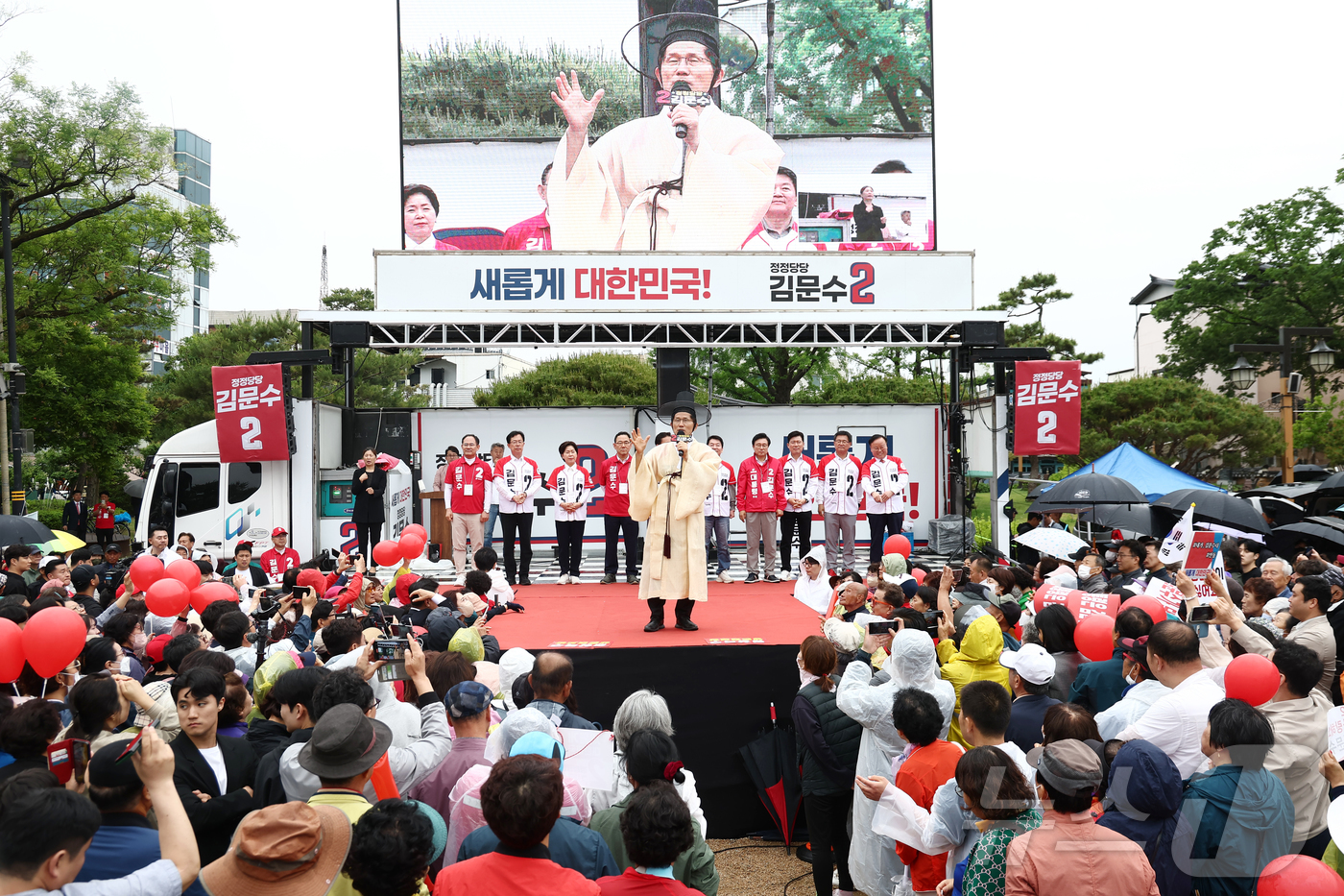 (안동=뉴스1) 김민지 기자 = 김문수 국민의힘 대통령 후보가 24일 경북 안동시 웅부공원 앞에서 유세를 하고 있다. 2025.5.24/뉴스1
