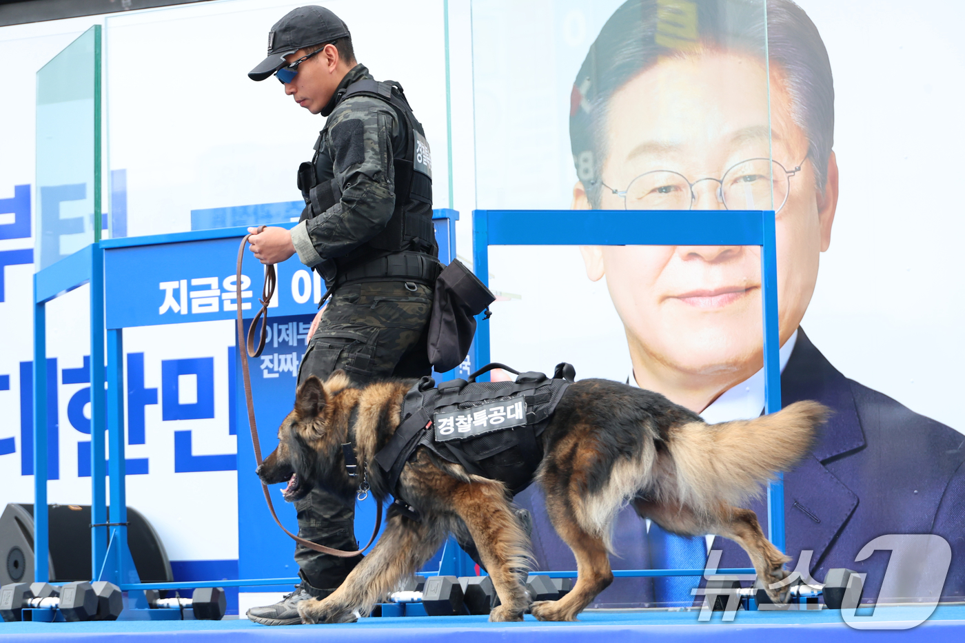 (부천=뉴스1) 이재명 기자 = 이재명 더불어민주당 대통령 후보 유세가 예정된 24일 오후 경기도 부천시 부천역 북부광장에서 경찰특공대원이 폭발물 탐지견을 동원해 위험물을 수색하고 …