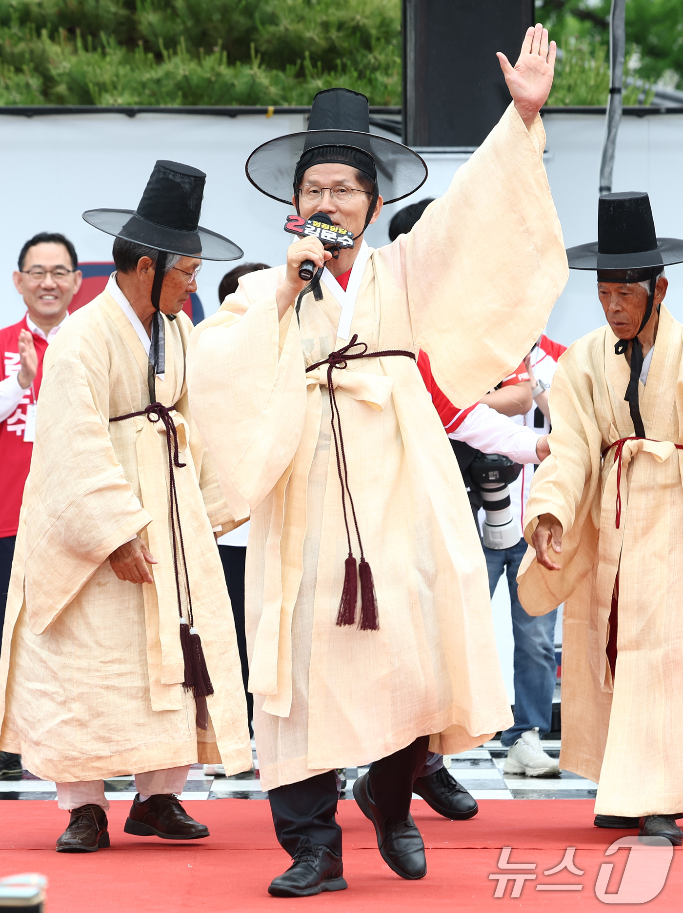 (안동=뉴스1) 김민지 기자 = 김문수 국민의힘 대통령 후보가 24일 경북 안동시 웅부공원 앞에서 유세를 하고 있다. 2025.5.24/뉴스1