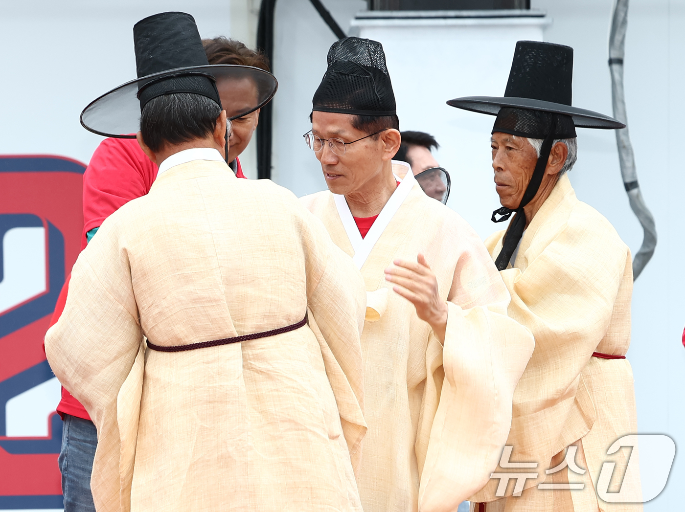 (안동=뉴스1) 김민지 기자 = 김문수 국민의힘 대통령 후보가 24일 경북 안동시 웅부공원 앞에서 유세에 앞서 선비 의상을 입고 있다. 2025.5.24/뉴스1