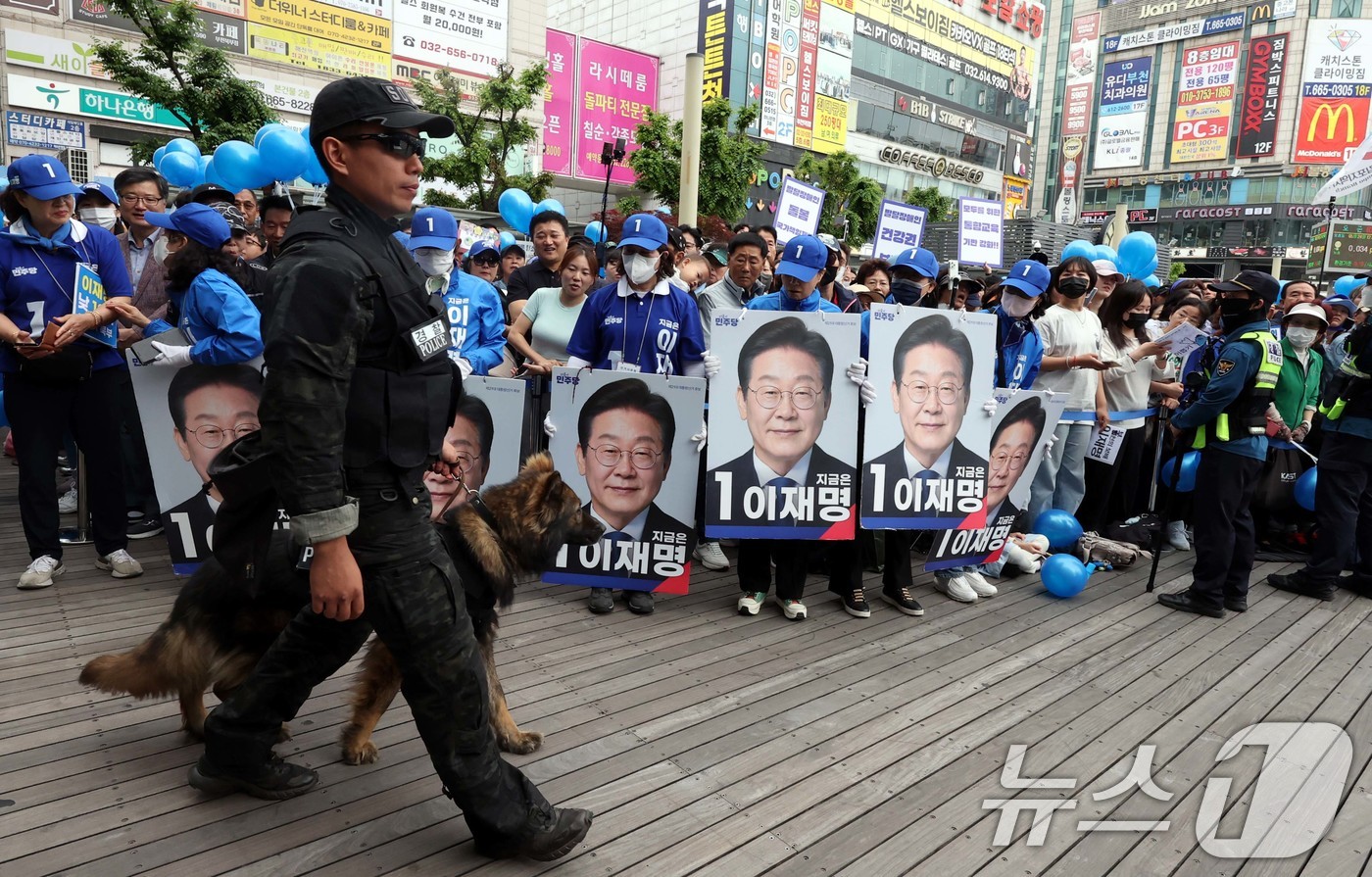 (부천=뉴스1) 이재명 기자 = 이재명 더불어민주당 대통령 후보 유세가 예정된 24일 오후 경기도 부천시 부천역 북부광장에서 경찰특공대원이 폭발물 탐지견을 동원해 위험물을 수색하고 …