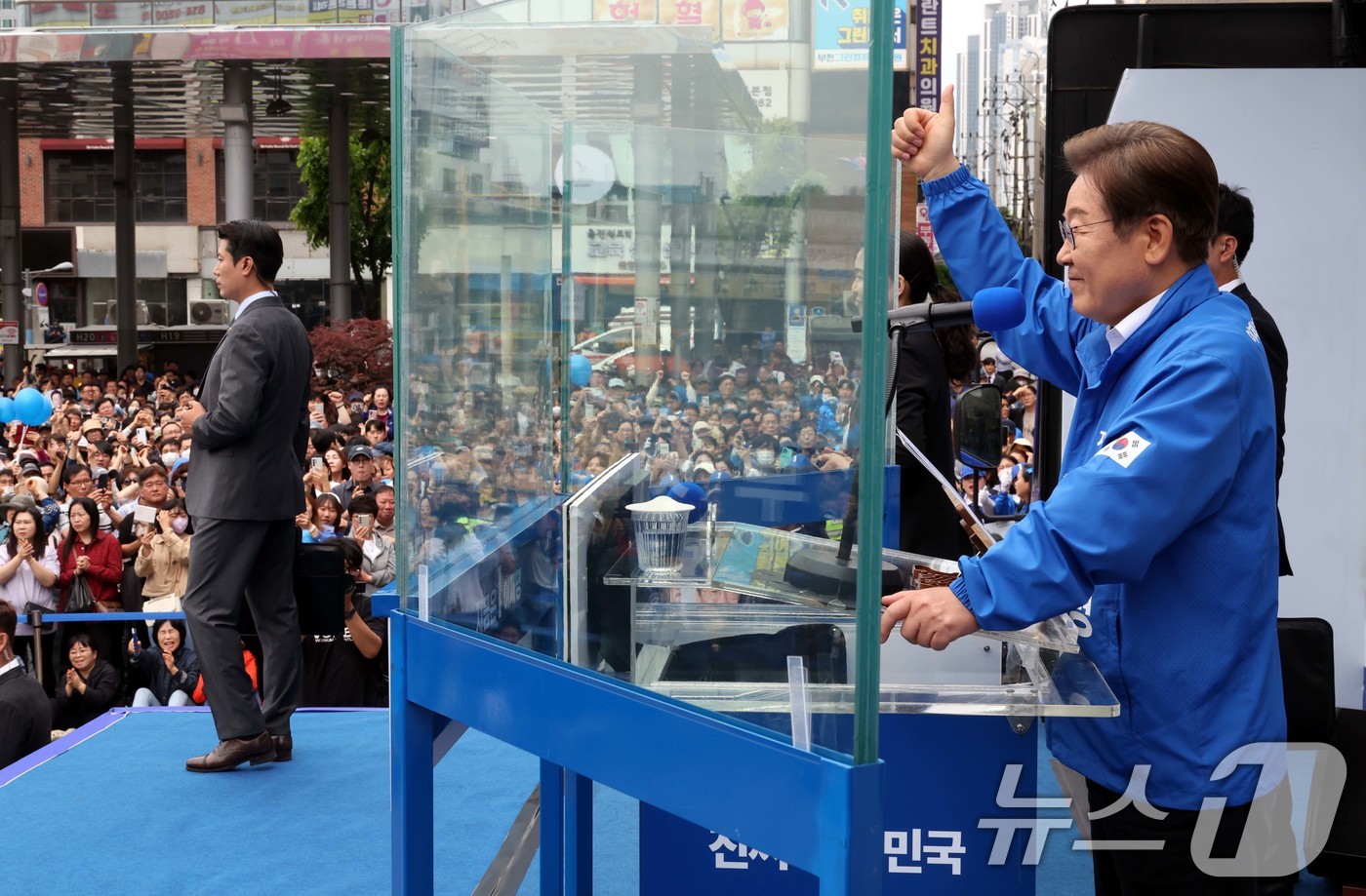 (부천=뉴스1) 이재명 기자 = 이재명 더불어민주당 대통령 후보가 24일 오후 경기도 부천시 부천역 북부광장에서 시민들에게 지지 호소를 하고 있다. (공동취재) 2025.5.24/ …
