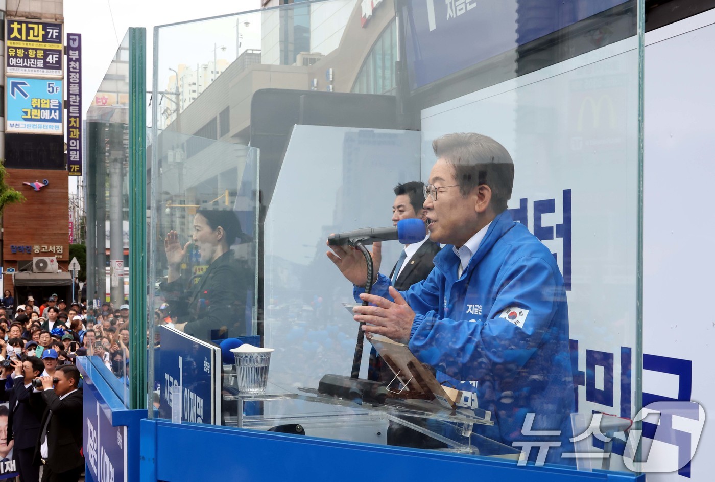 (부천=뉴스1) 이재명 기자 = 이재명 더불어민주당 대통령 후보가 24일 오후 경기도 부천시 부천역 북부광장에서 시민들에게 지지 호소를 하고 있다. (공동취재) 2025.5.24/ …