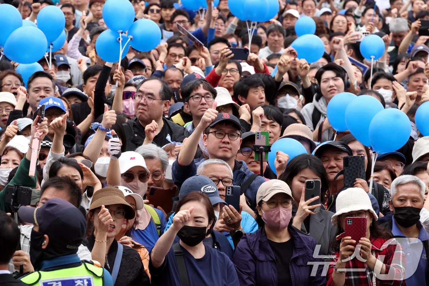 (부천=뉴스1) 이재명 기자 = 24일 경기도 부천시 부천역 북부광장에서 열린 이재명 더불어민주당 대통령 후보 유세현장을 찾은 시민들이 이 후보의 이름을 외치고 있다. (공동취재) …