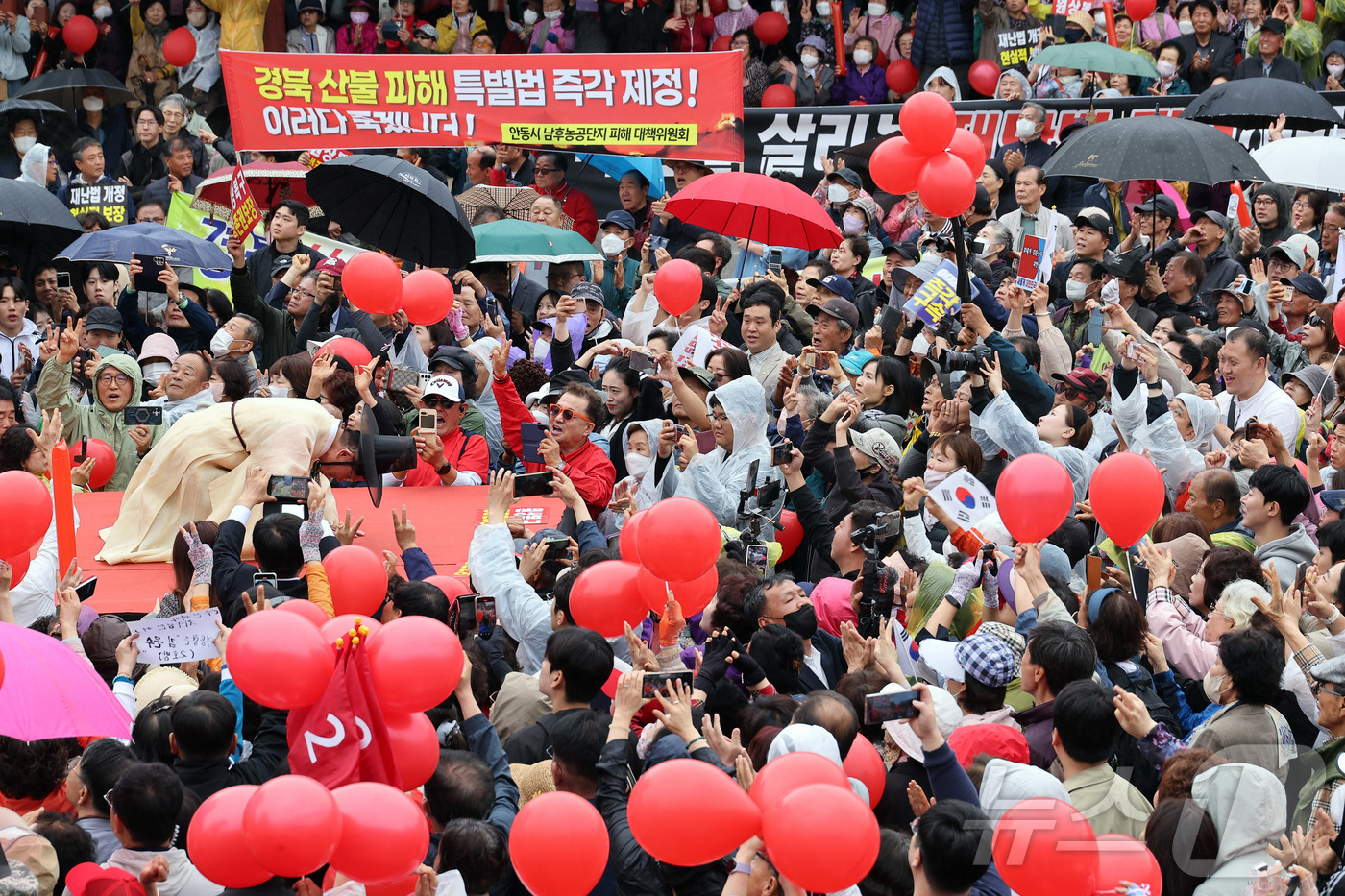 (안동=뉴스1) 김민지 기자 = 24일 경북 안동시 웅부공원 앞에서 시민들이 김문수 국민의힘 대통령 후보의 유세를 지켜보고 있다. (공동취재) 2025.5.24/뉴스1