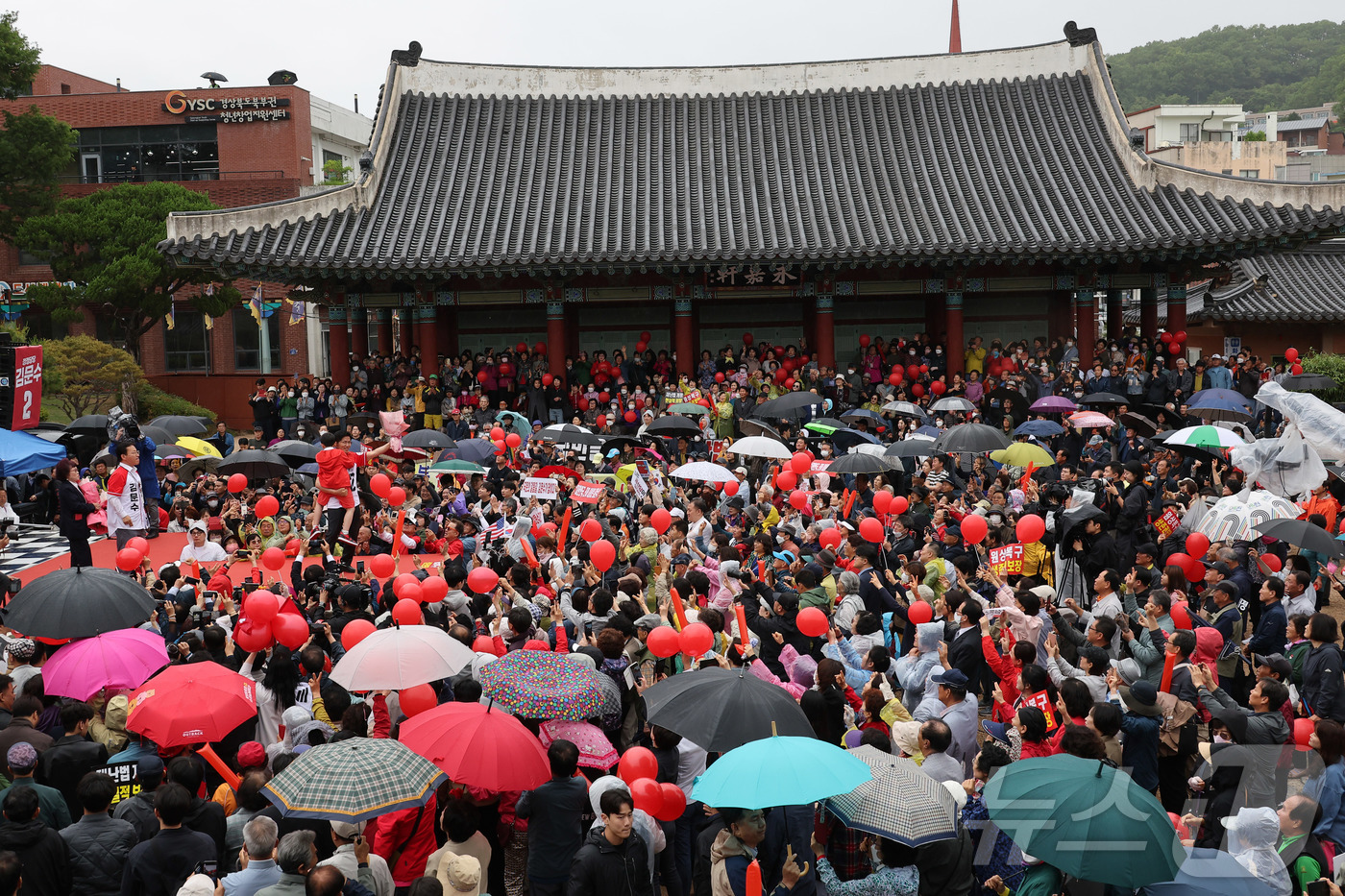 (안동=뉴스1) 김민지 기자 = 24일 경북 안동시 웅부공원 앞에서 시민들이 김문수 국민의힘 대통령 후보의 유세를 지켜보고 있다. (공동취재) 2025.5.24/뉴스1