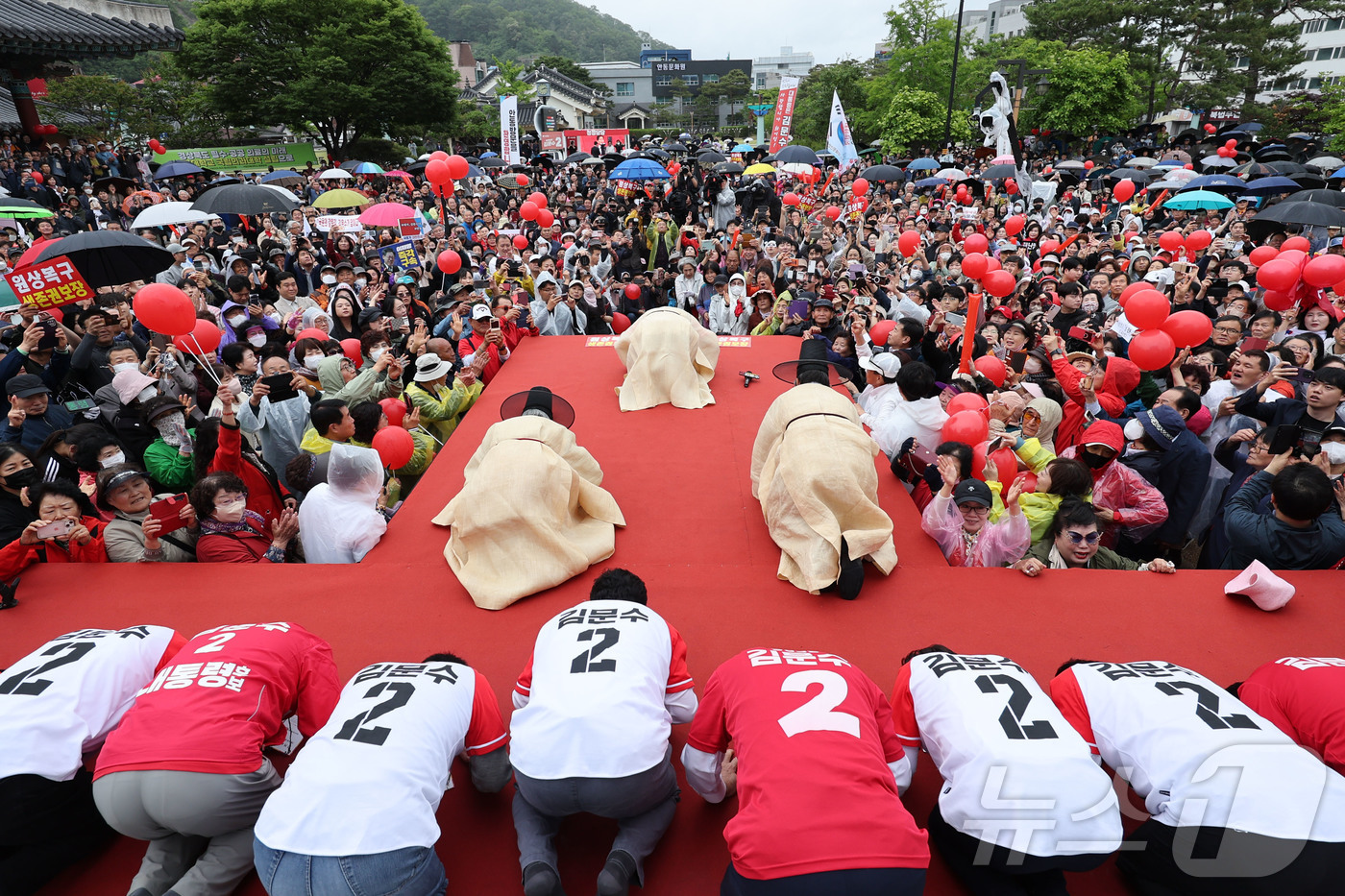 (안동=뉴스1) 김민지 기자 = 김문수 국민의힘 대통령 후보가 24일 경북 안동시 웅부공원 앞에서 가진 유세에서 시민들을 향해 큰절을 올리고 있다. (공동취재) 2025.5.24/ …