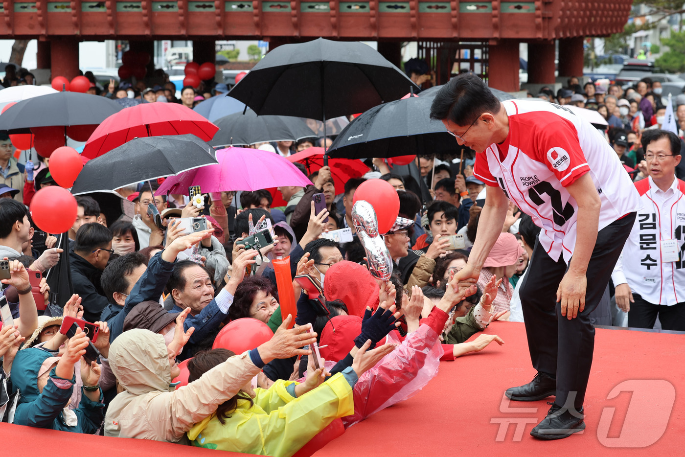 (안동=뉴스1) 김민지 기자 = 김문수 국민의힘 대통령 후보가 24일 경북 안동시 웅부공원 앞에서 유세를 하고 있다. (공동취재) 2025.5.24/뉴스1