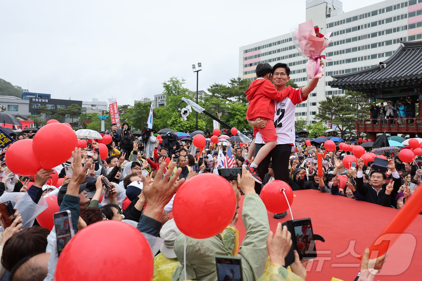 (안동=뉴스1) 김민지 기자 = 김문수 국민의힘 대통령 후보가 24일 경북 안동시 웅부공원 앞에서 유세를 하고 있다. (공동취재) 2025.5.24/뉴스1