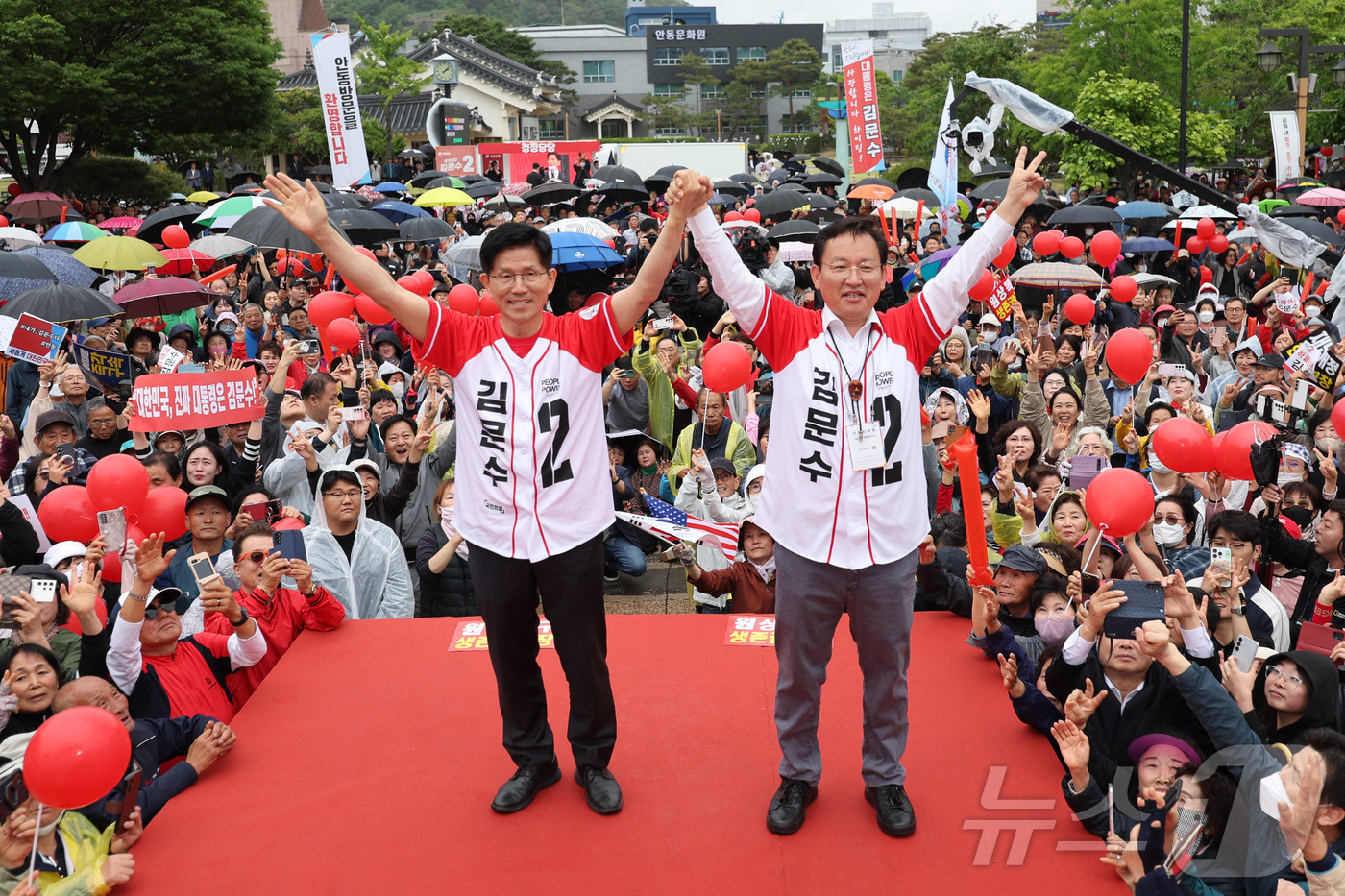 (안동=뉴스1) 김민지 기자 = 김문수 국민의힘 대통령 후보가 24일 경북 안동시 웅부공원 앞에서 유세를 하고 있다. (공동취재) 2025.5.24/뉴스1