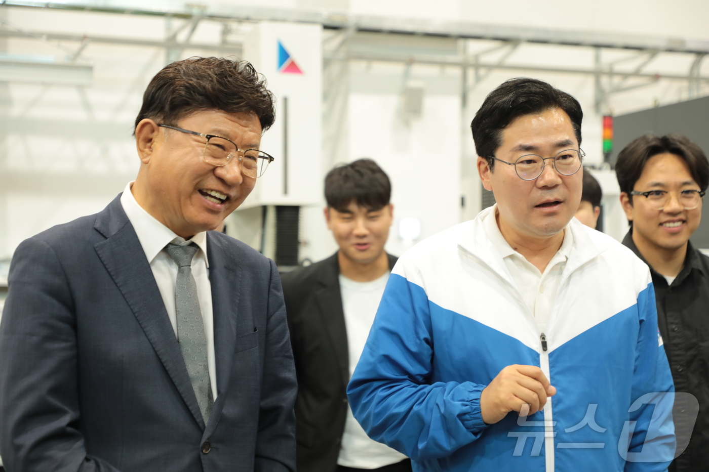 (울산=뉴스1) 김세은 기자 = 박찬대 더불어민주당 중앙선대위 상임총괄선대위원장(오른쪽)과 이선호 민주당 울산시당위원장이 24일 오후 울산 남구 울산과학기술원(UNIST) 3D프린 …