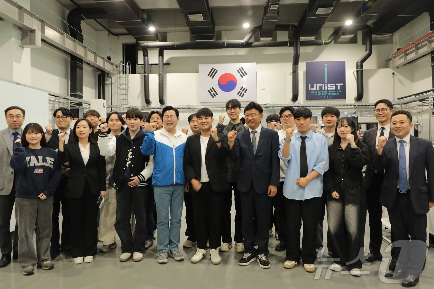 본문 이미지 - 박찬대 더불어민주당 중앙선대위 상임총괄선대위원장이 24일 오후 울산 남구 울산과학기술원&#40;UNIST&#41; 3D프린팅융합기술센터를 찾아 기념 촬영을 하고 있다. 2025.5.24/뉴스1 ⓒ News1 김세은 기자