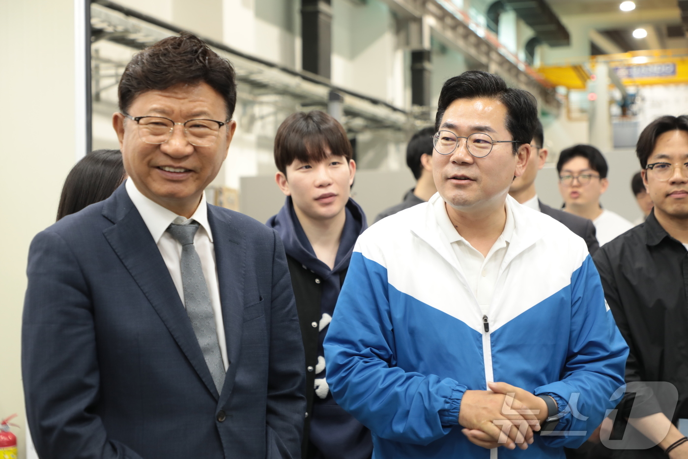 (울산=뉴스1) 김세은 기자 = 박찬대 더불어민주당 중앙선대위 상임총괄선대위원장이 24일 오후 울산 남구 울산과학기술원(UNIST) 3D프린팅융합기술센터를 방문하고 있다. 2025 …