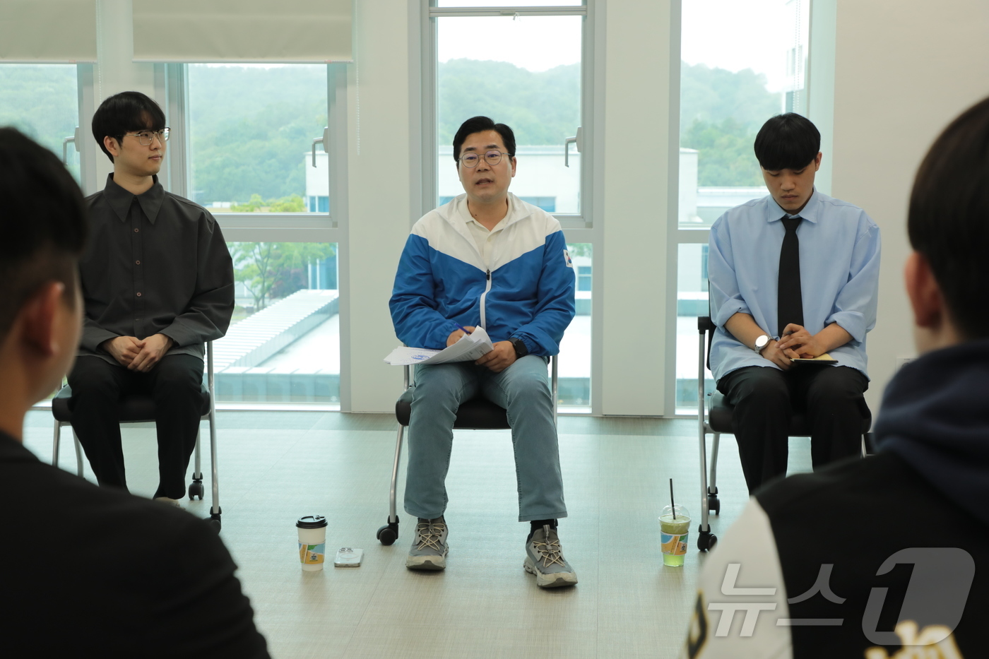 (울산=뉴스1) 김세은 기자 = 박찬대 더불어민주당 중앙선대위 상임총괄선대위원장이 24일 오후 울산 남구 울산과학기술원(UNIST) 3D프린팅융합기술센터를 찾아 정책 제안 간담회를 …