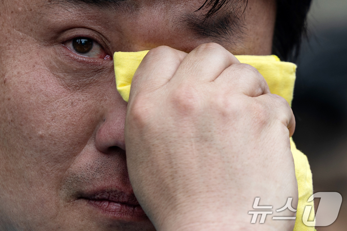 (서울=뉴스1) 이승배 기자 = 24일 서울 종로구 경복궁 영추문 인근에서 열린 전국교직원노동조합(전교조) 창립 36주년 전국교사결의대회에서 한 참가자가 제주의 한 중학교에서 숨진 …