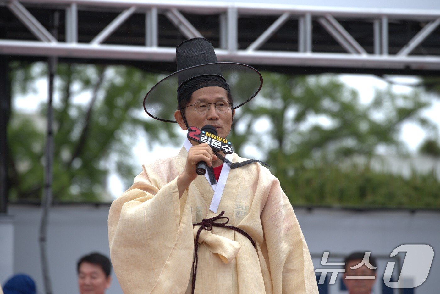 본문 이미지 - 24일 오후 2시 김문수 국민의힘 21대 대통령 선거 후보가 경북 안동 웅부공원을 방문해 지지자들과 만남을 가졌다. 2025.5.24/뉴스1 ⓒ News1 신성훈 기자