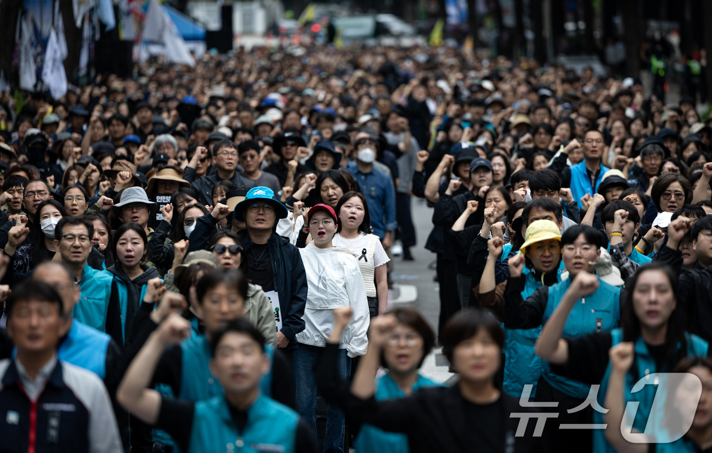 (서울=뉴스1) 이승배 기자 = 24일 서울 종로구 경복궁 영추문 인근에서 열린 전국교직원노동조합(전교조) 창립 36주년 전국교사결의대회에서 참가자들이 교권보장법 개정, 안전하게 …