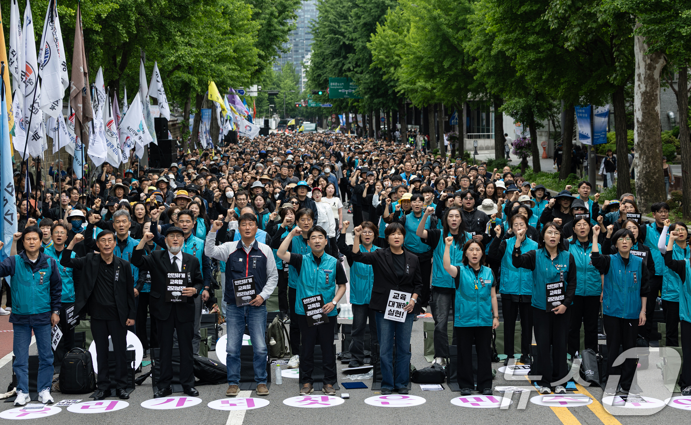 (서울=뉴스1) 이승배 기자 = 24일 서울 종로구 경복궁 영추문 인근에서 열린 전국교직원노동조합(전교조) 창립 36주년 전국교사결의대회에서 참가자들이 교권보장법 개정, 안전하게 …