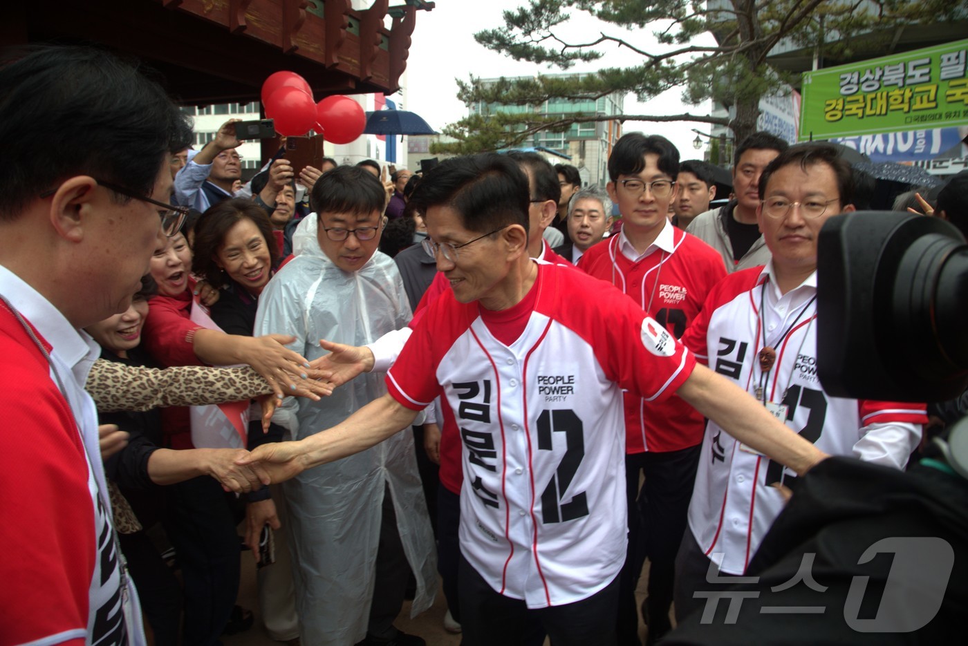 (안동=뉴스1) 신성훈 기자 = 김문수 국민의힘 대통령 후보가 24일 경북 안동 웅부공원을 찾아 지지자들과 인사를 나누고 있다. 이날 김 후보는 안동포로 만든 도포를 입고 갓을 쓰 …