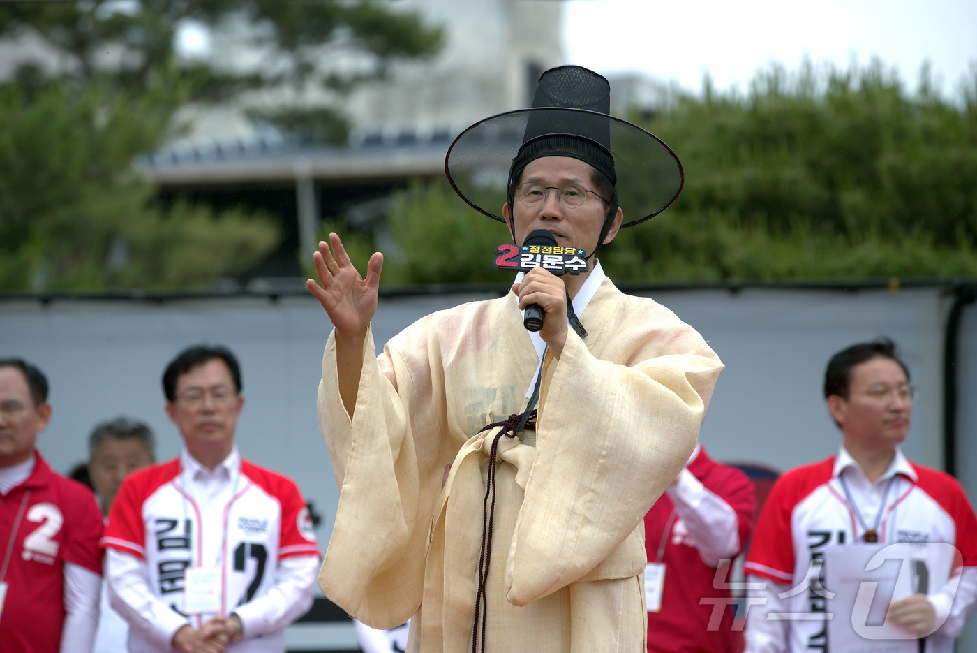 (안동=뉴스1) 신성훈 기자 = 김문수 국민의힘 대통령 후보가 24일 경북 안동 웅부공원에서 가진 유세에서 지지를 호소하고 있다.  이날 김 후보는 안동포로 만든 도포를 입고 갓을 …