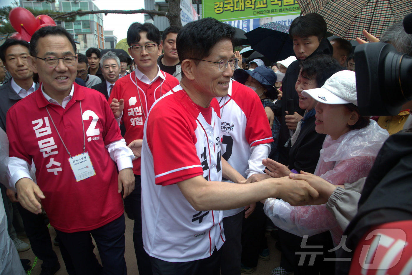 (안동=뉴스1) 신성훈 기자 = 김문수 국민의힘 대통령 후보가 24일 경북 안동 웅부공원을 찾아 지지자들과 인사를 나누고 있다.  2025.5.24/뉴스1