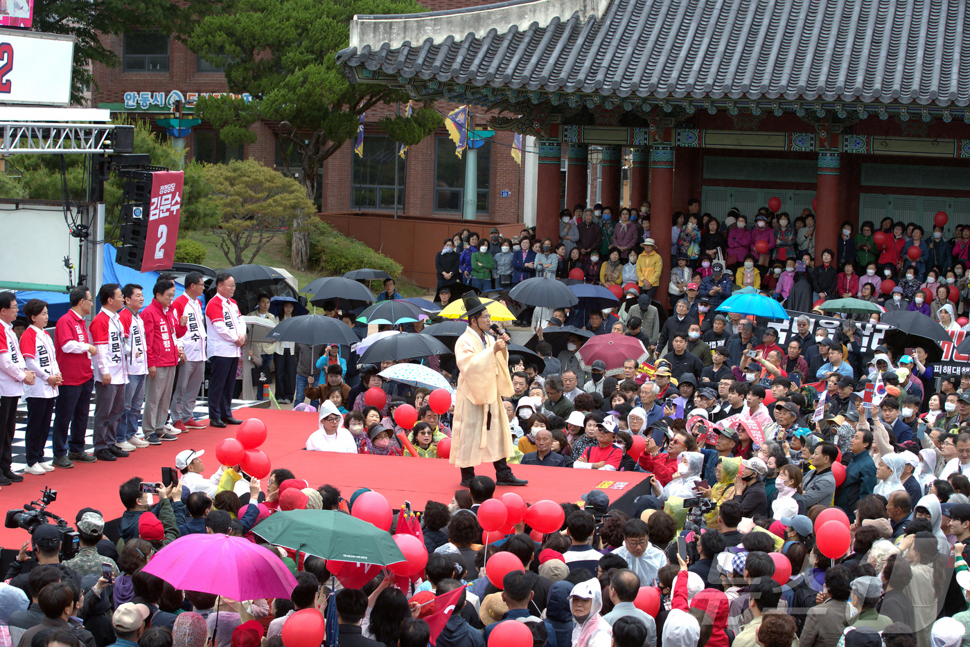 (안동=뉴스1) 신성훈 기자 = 김문수 국민의힘 대통령 후보가 24일 경북 안동 웅부공원에서 가진 유세에서 지지를 호소하고 있다. 이날 김 후보는 안동포로 만든 도포를 입고 갓을 …