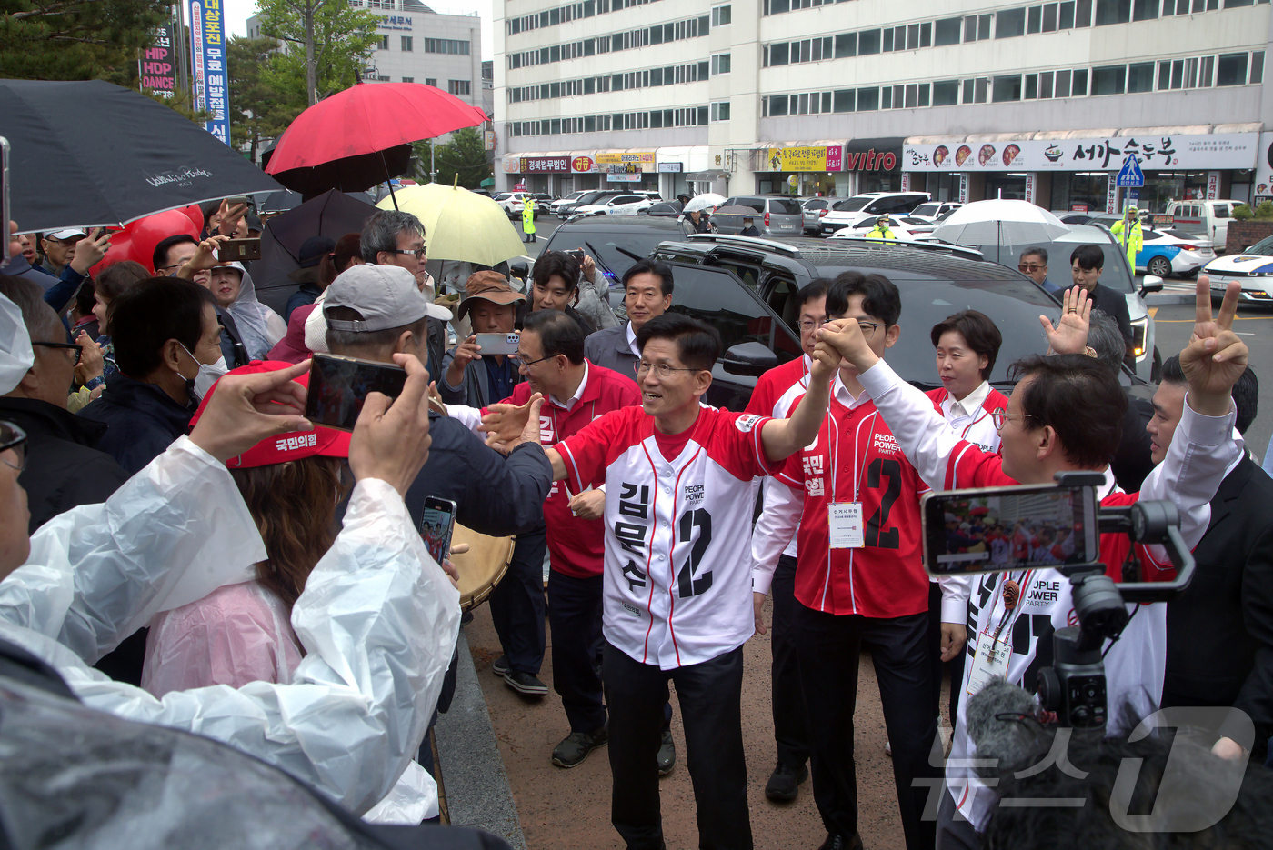 (안동=뉴스1) 신성훈 기자 = 김문수 국민의힘 대통령 후보가 24일 경북 안동 웅부공원을 찾아 지지자들과 인사를 나누고 있다. 이날 김 후보는 안동포로 만든 도포를 입고 갓을 쓰 …