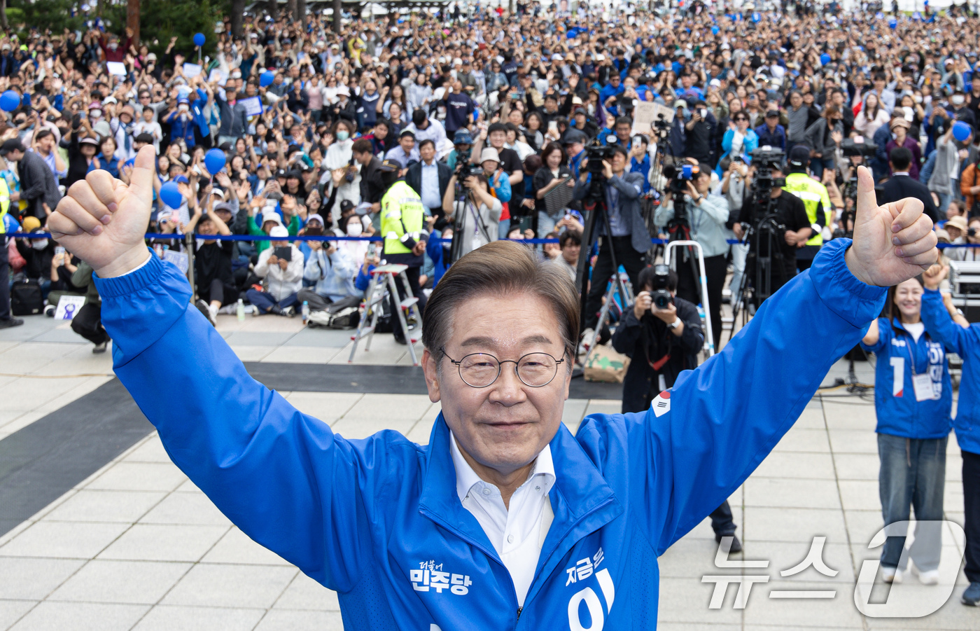 (안양=뉴스1) 이재명 기자 = 이재명 더불어민주당 대통령 후보가 24일 오후 경기도 안양시 동안구 평촌중앙공원에서 열린 유세를 마친 후 포즈를 취하고 있다. 2025.5.24/뉴 …