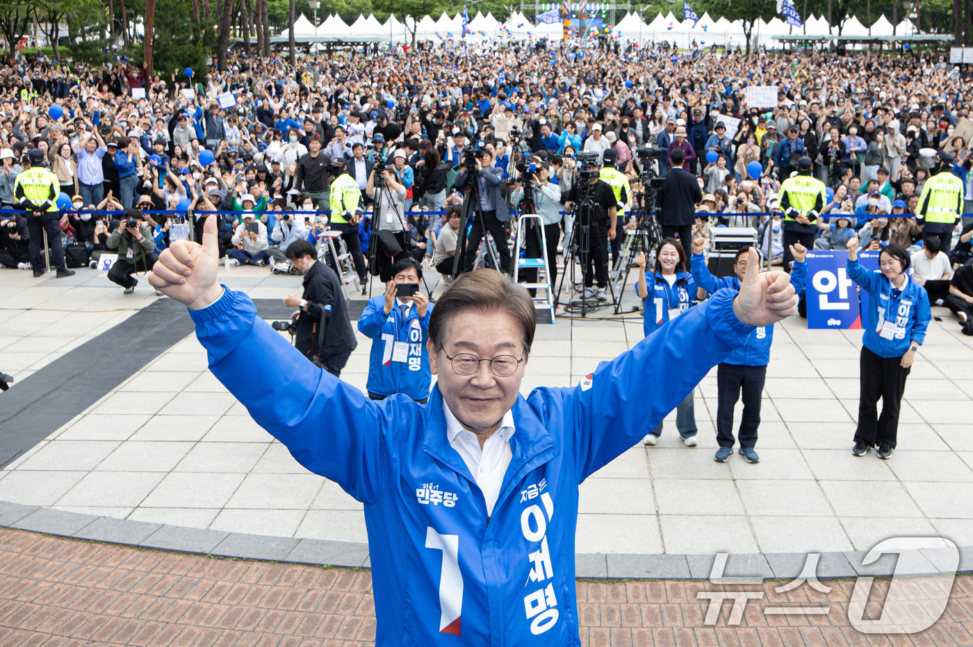 (안양=뉴스1) 이재명 기자 = 이재명 더불어민주당 대통령 후보가 24일 오후 경기도 안양시 동안구 평촌중앙공원에서 열린 유세를 마친 후 포즈를 취하고 있다. 2025.5.24/뉴 …