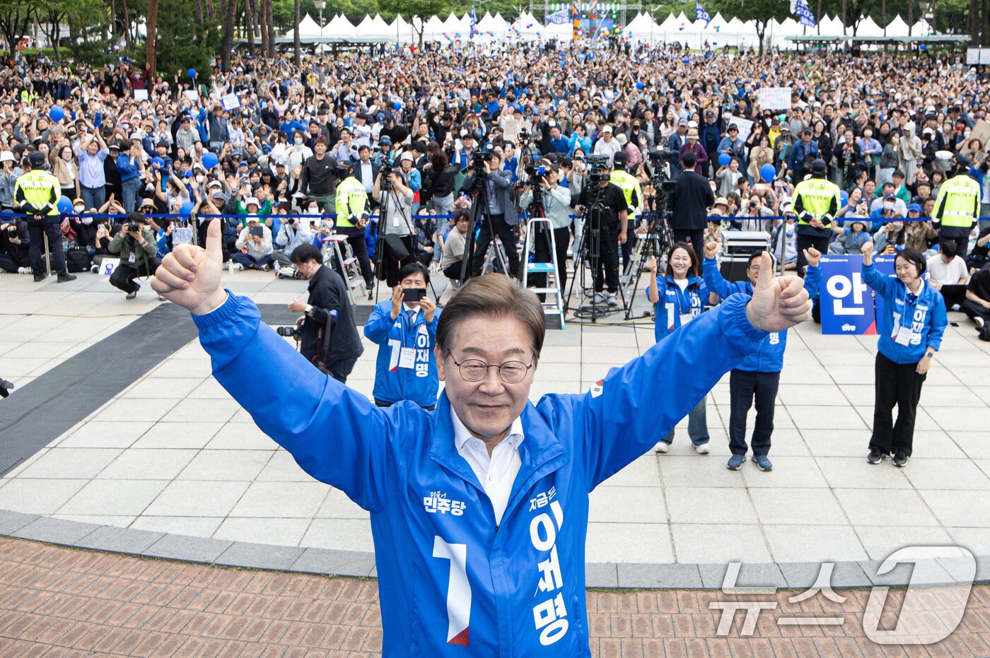 본문 이미지 - 이재명 더불어민주당 대통령 후보가 24일 오후 경기도 안양시 동안구 평촌중앙공원에서 열린 유세를 마친 후 포즈를 취하고 있다. 2025.5.24/뉴스1 ⓒ News1 이재명 기자
