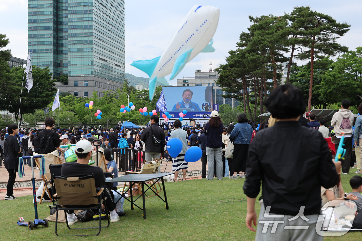 (안양=뉴스1) 이재명 기자 = 24일 오후 경기도 안양시 동안구 평촌중앙공원을 찾은 시민들이 이재명 더불어민주당 대통령 후보의 유세를 지켜보고 있다. (공동취재) 2025.5.2 …