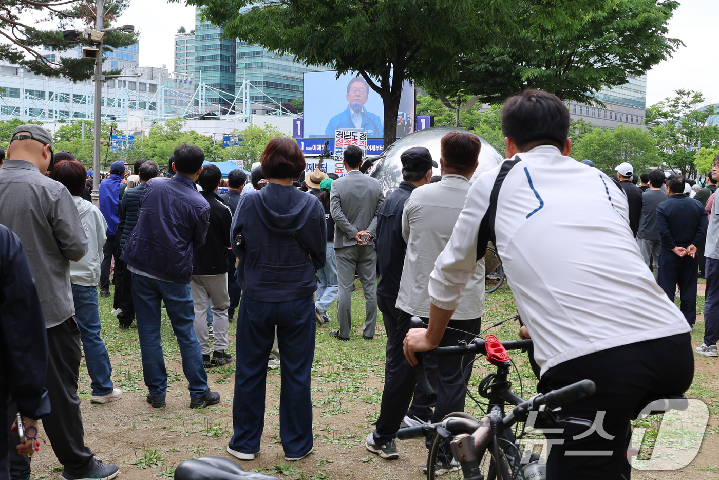 (안양=뉴스1) 이재명 기자 = 24일 오후 경기도 안양시 동안구 평촌중앙공원을 찾은 시민들이 이재명 더불어민주당 대통령 후보의 유세를 지켜보고 있다. (공동취재) 2025.5.2 …
