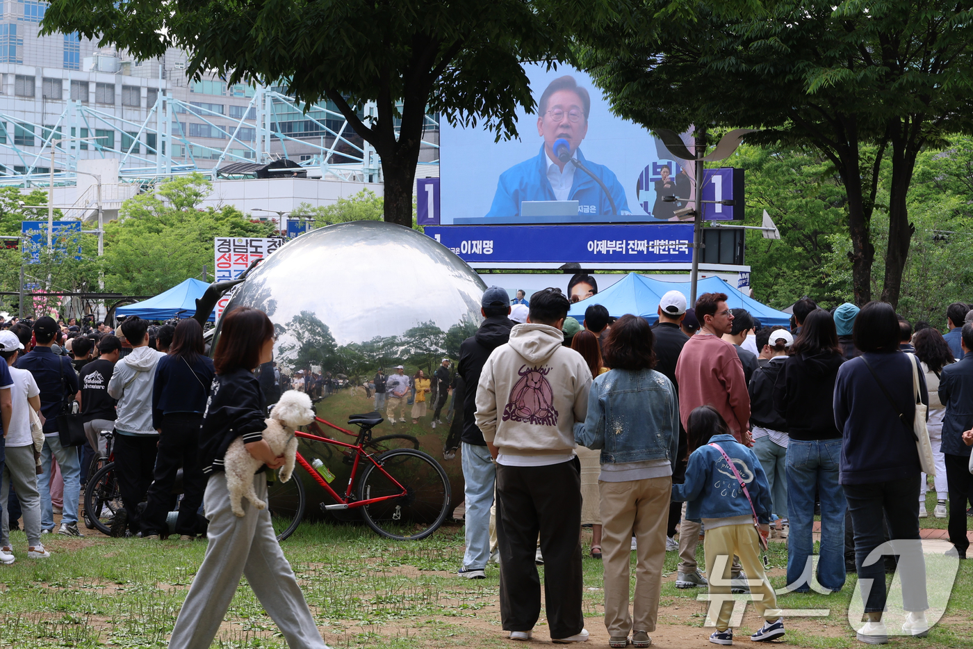 (안양=뉴스1) 이재명 기자 = 24일 오후 경기도 안양시 동안구 평촌중앙공원을 찾은 시민들이 이재명 더불어민주당 대통령 후보의 유세를 지켜보고 있다. (공동취재) 2025.5.2 …