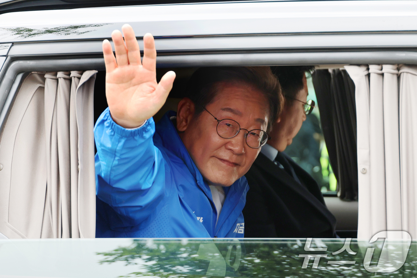 (안양=뉴스1) 이재명 기자 = 이재명 더불어민주당 대통령 후보가 24일 오후 경기도 안양시 동안구 평촌중앙공원에서 열린 집중유세를 마친 후 시민들을 향해 인사하고 있다. (공동취 …