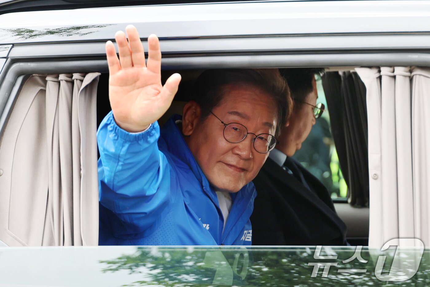본문 이미지 - 이재명 더불어민주당 대통령 후보가 24일 오후 경기도 안양시 동안구 평촌중앙공원에서 열린 집중유세를 마친 후 시민들을 향해 인사하고 있다. &#40;공동취재&#41; 2025.5.24/뉴스1 ⓒ News1 이재명 기자
