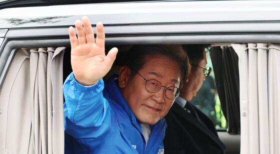 손 흔드는 이재명